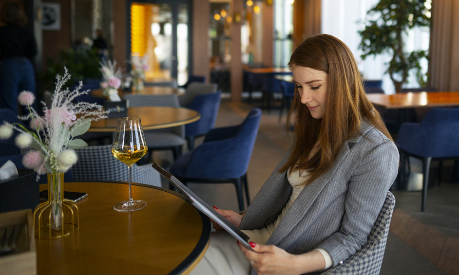 De Premier Choix Générant Des Flux De Trésorerie Au Centre-Ville Hôtel Restaurant & Lounge À Vendre 1