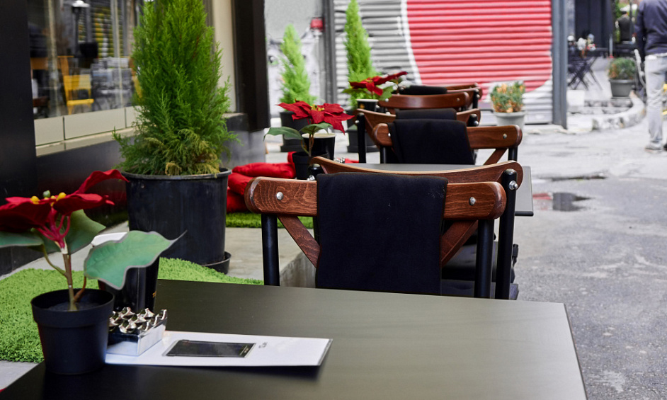 Emplacement De Choix 17th Ave Restaurant Lounge À Vendre 1