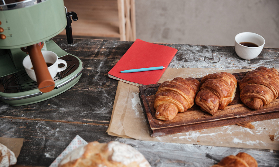 Établi, Rentable Café & Boulangerie Avec Immobilier À Vendre 1