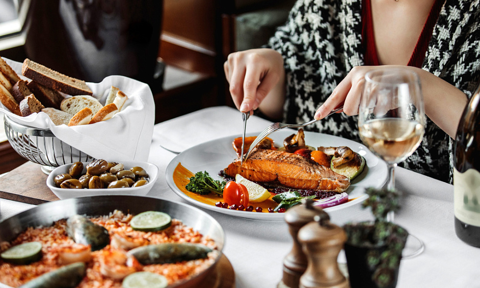 Magnifique Toronto Restaurant Clé En Main Avec Patio Massif À Vendre 1