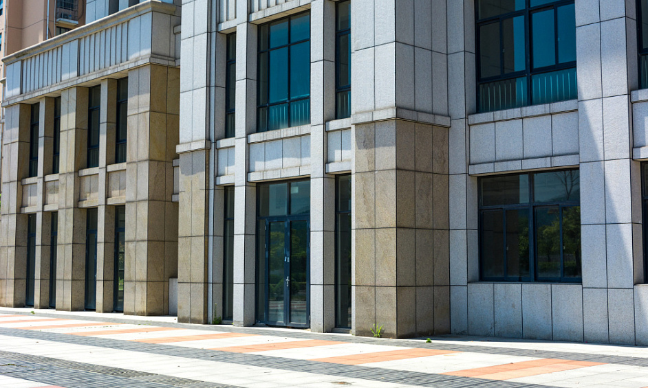Immeuble Commercial À Oliver- 8% rendement À Vendre 1 Immeuble Commercial À Oliver- 8% rendement À Vendre 1